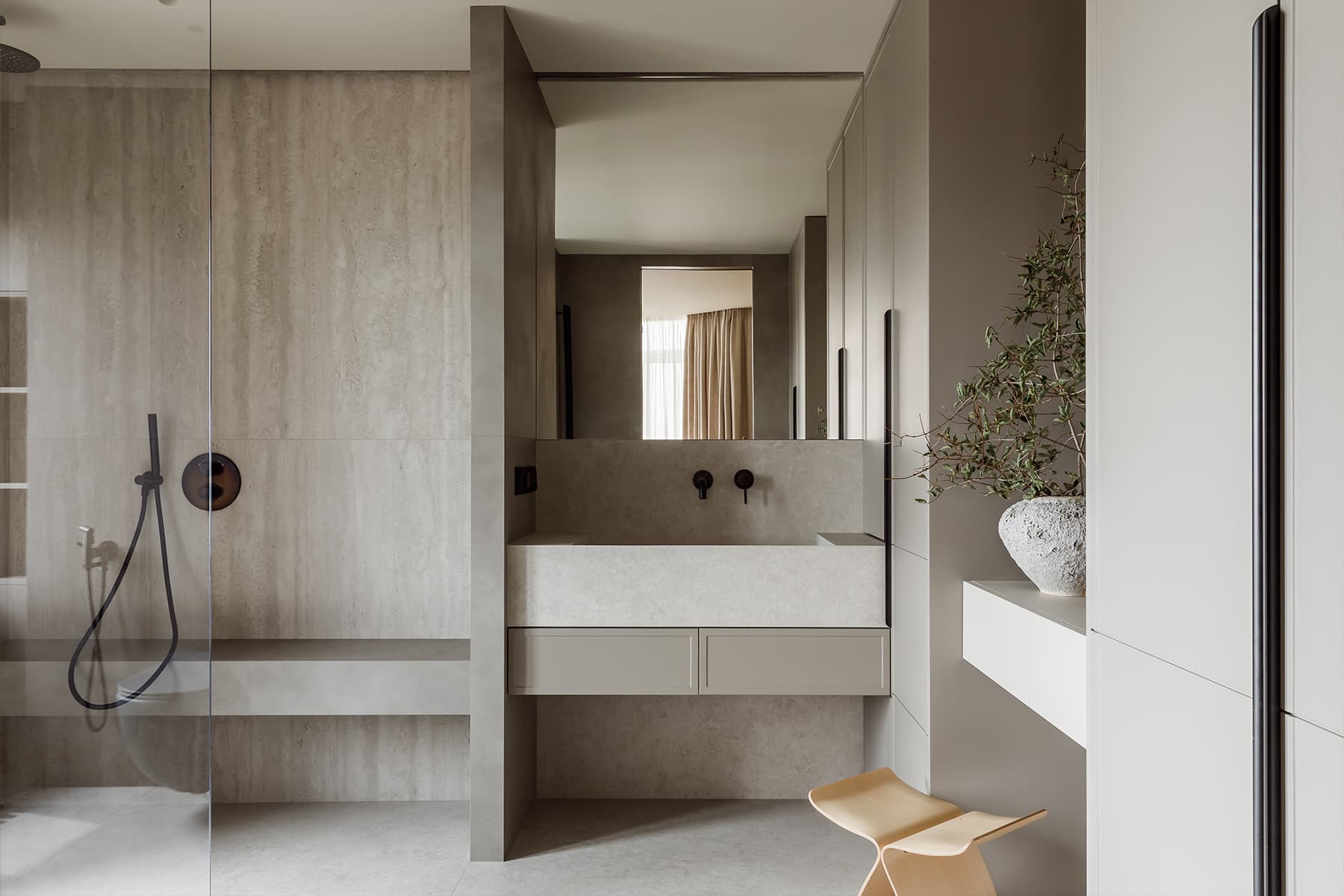 Графичные детали в монохромном интерьере трехуровневой квартиры — студии KOSTANDI Interior