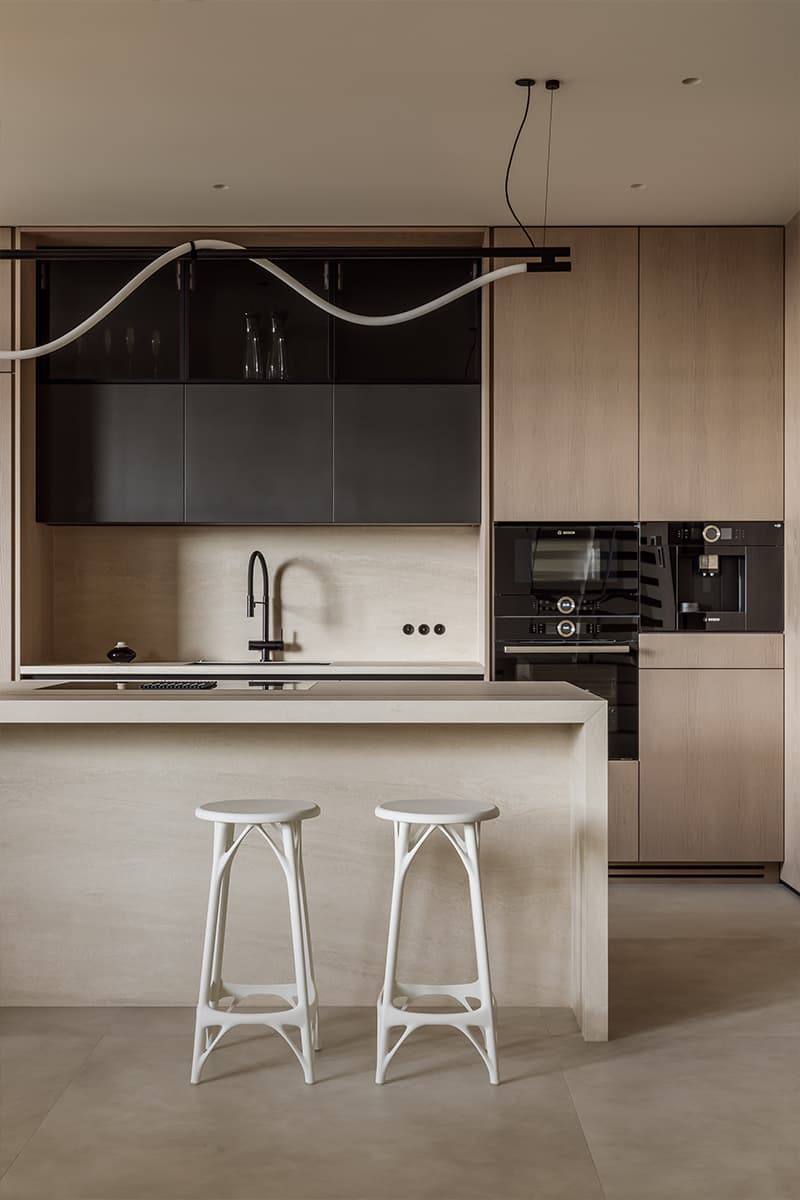 Графичные детали в монохромном интерьере трехуровневой квартиры — студии KOSTANDI Interior