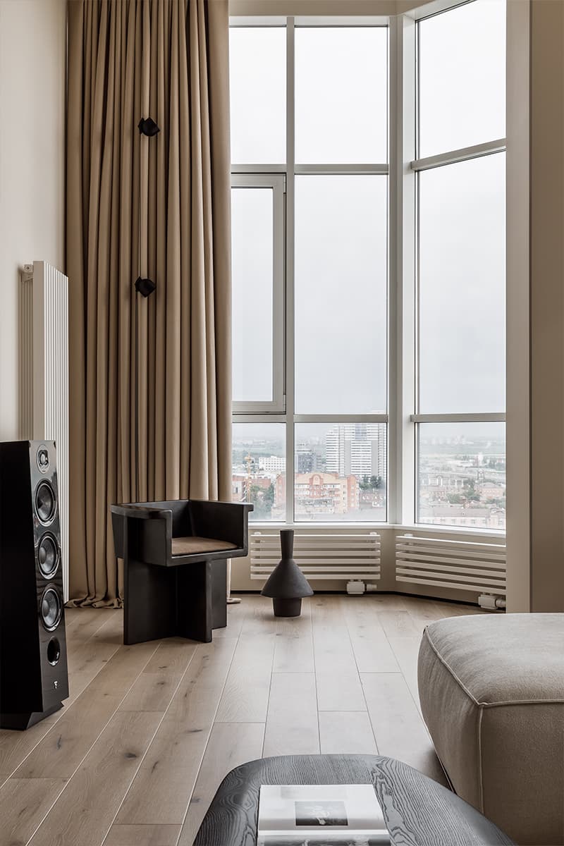 Графичные детали в монохромном интерьере трехуровневой квартиры — студии KOSTANDI Interior