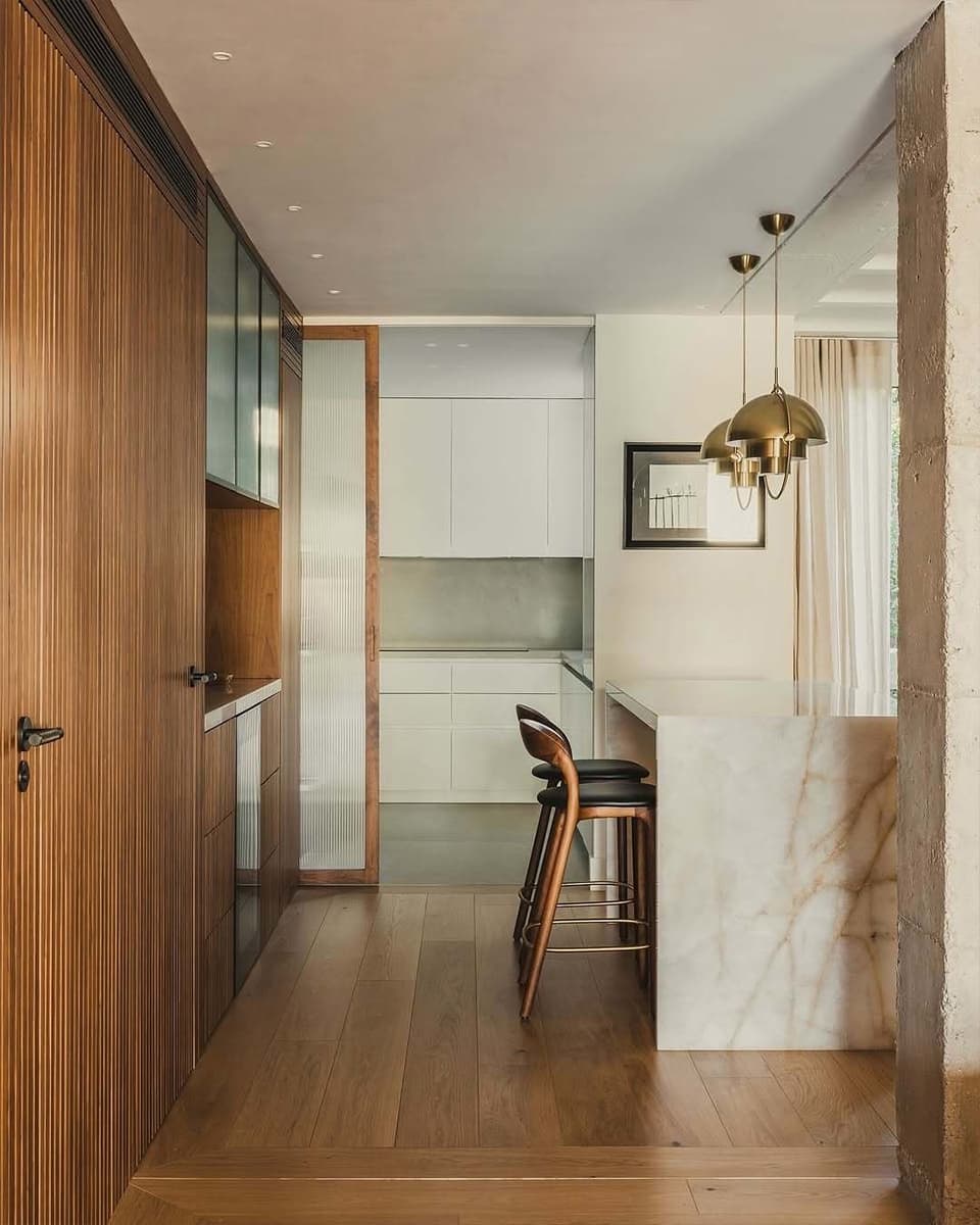 Переосмысление бруталистской архитектуры в интерьере квартиры-дуплекса — проект LOBB Studio