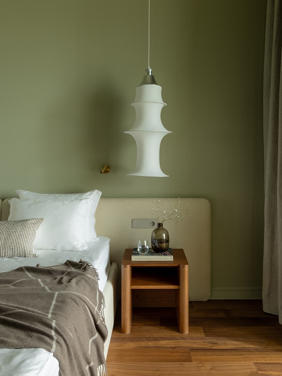 Медная кухня и глубокие природные тона в интерьере семейной квартиры — проект бюро ADDAtelier