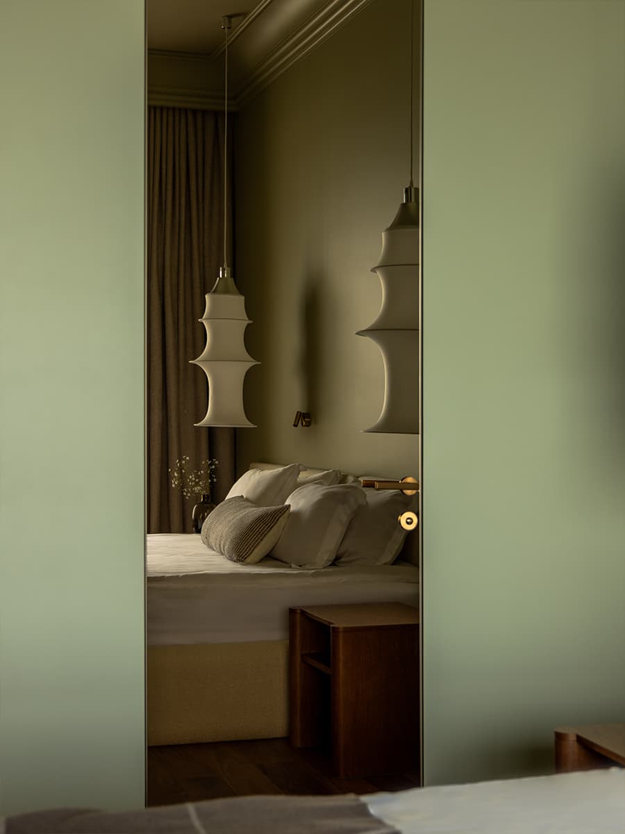 Медная кухня и глубокие природные тона в интерьере семейной квартиры — проект бюро ADDAtelier