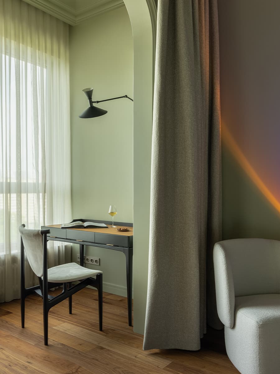 Медная кухня и глубокие природные тона в интерьере семейной квартиры — проект бюро ADDAtelier