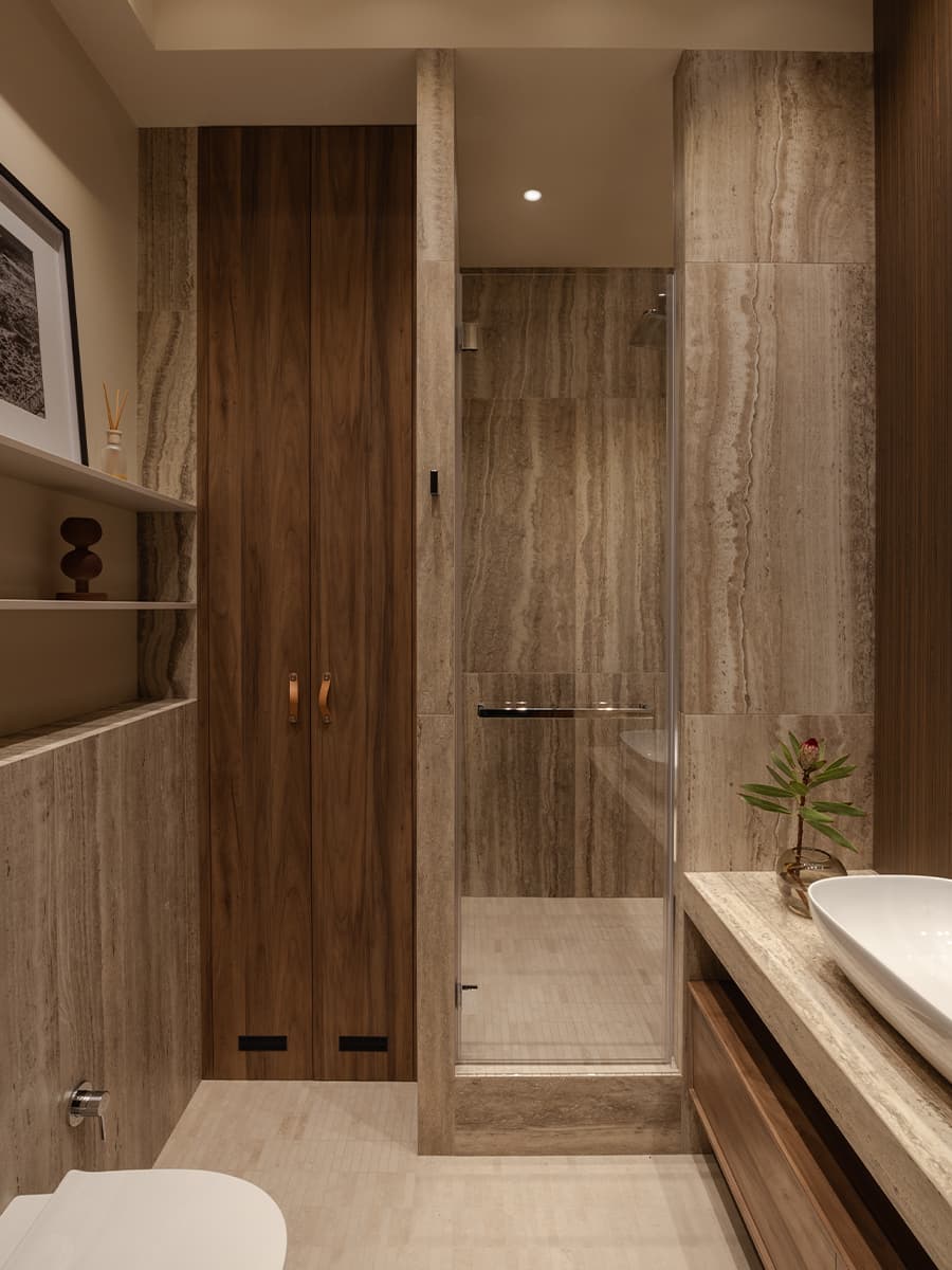 Медная кухня и глубокие природные тона в интерьере семейной квартиры — проект бюро ADDAtelier