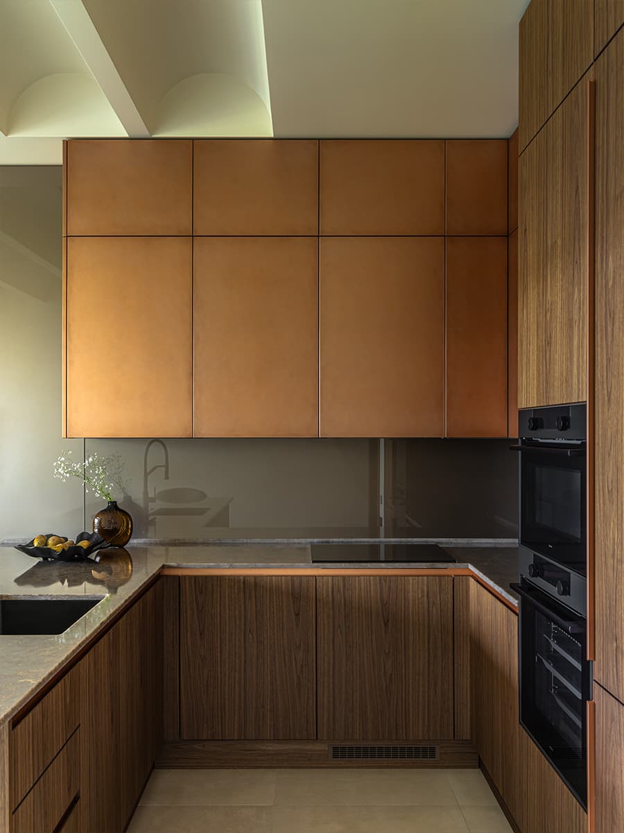Медная кухня и глубокие природные тона в интерьере семейной квартиры — проект бюро ADDAtelier