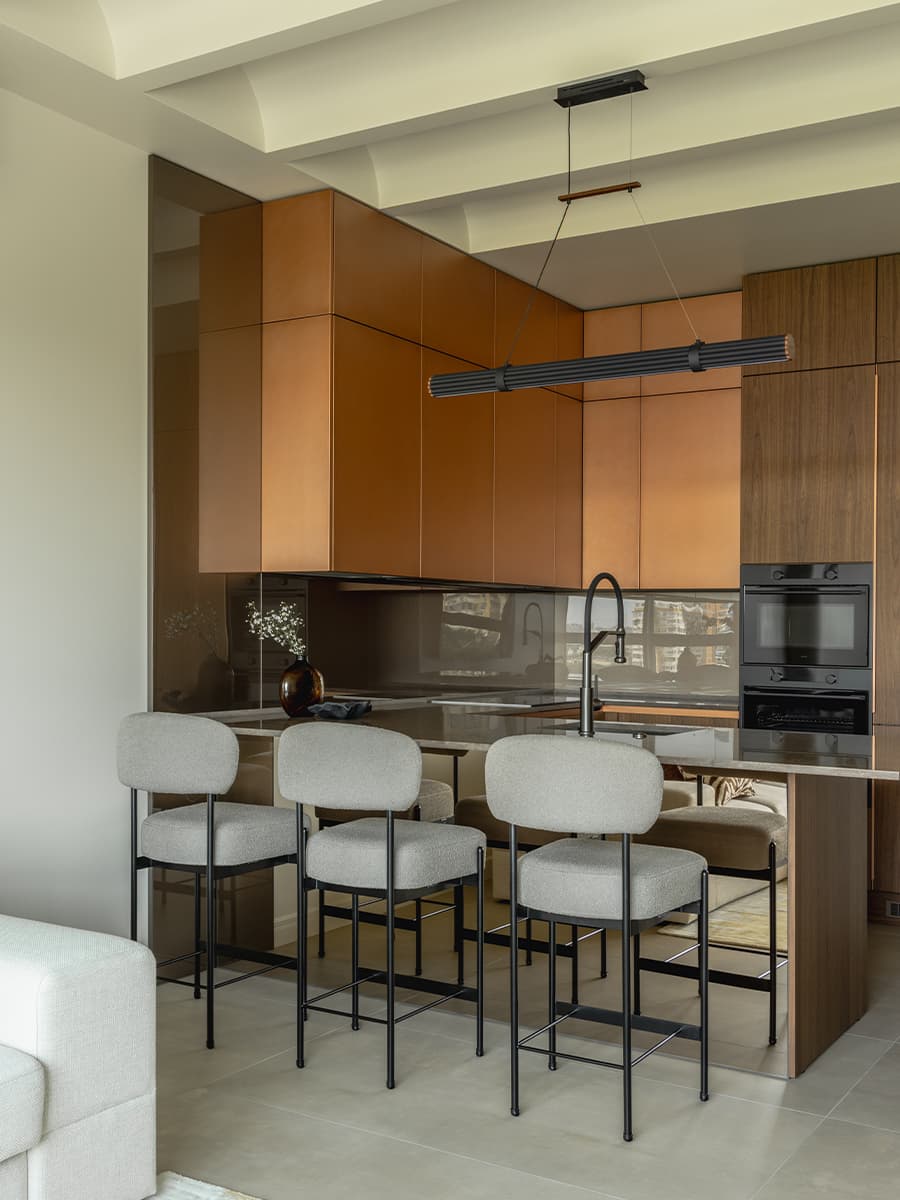 Медная кухня и глубокие природные тона в интерьере семейной квартиры — проект бюро ADDAtelier