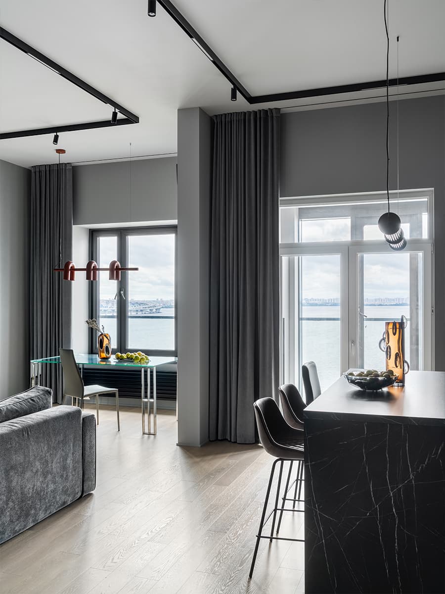 Стеклоблоки, металл и зеркала в интерьере квартиры для студента — проект Светланы Смирновой