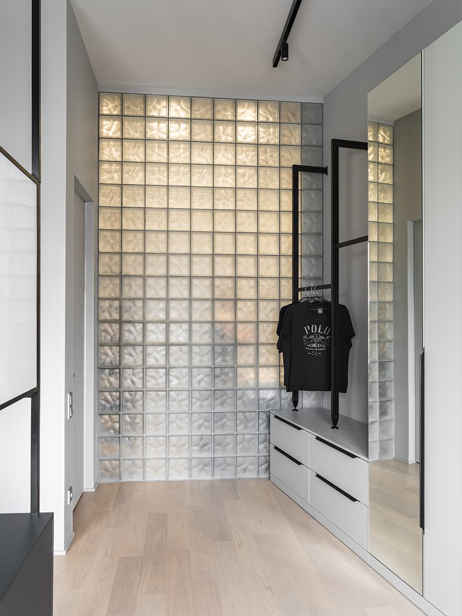 Стеклоблоки, металл и зеркала в интерьере квартиры для студента — проект Светланы Смирновой