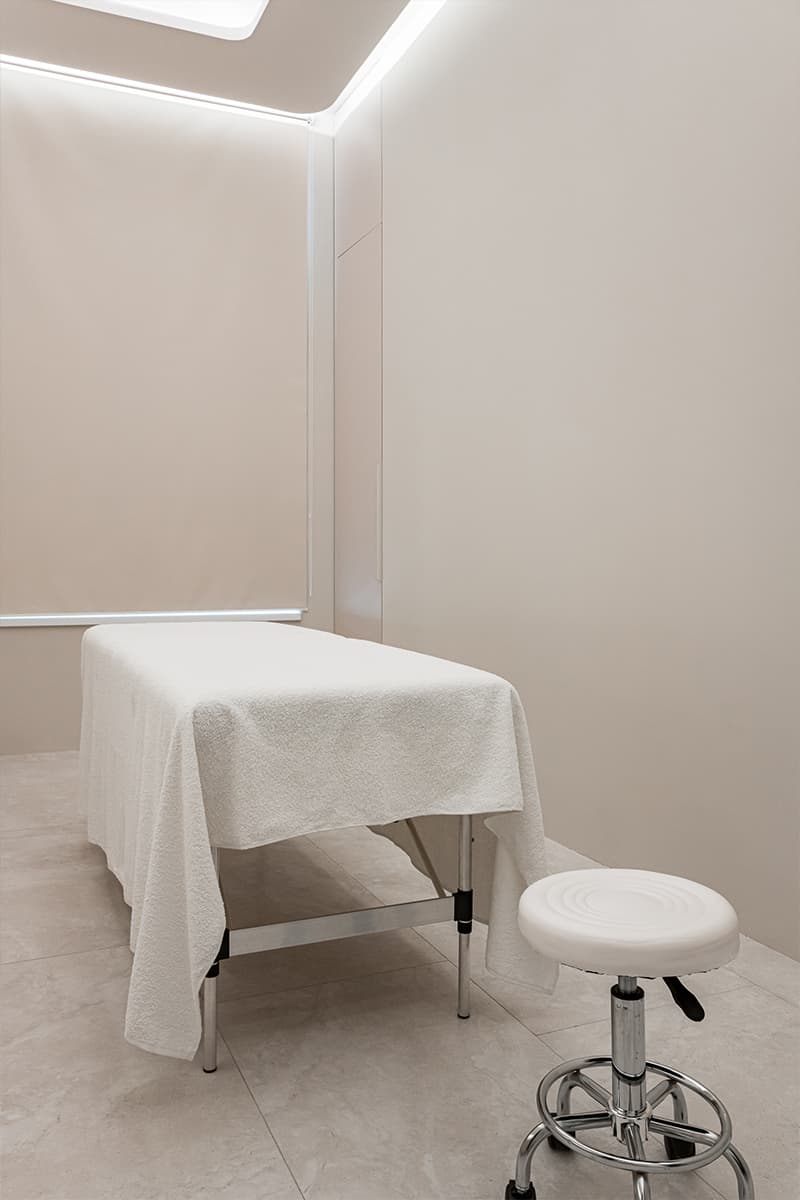 Монохромная палитра и скрытый свет в интерьере частной клиники — проект Юлии Сафоновой