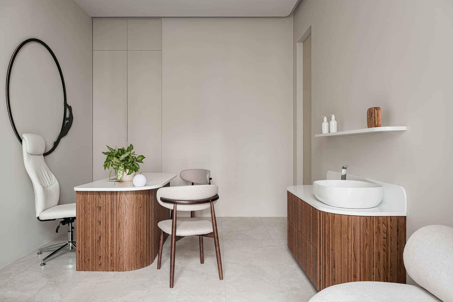 Монохромная палитра и скрытый свет в интерьере частной клиники — проект Юлии Сафоновой