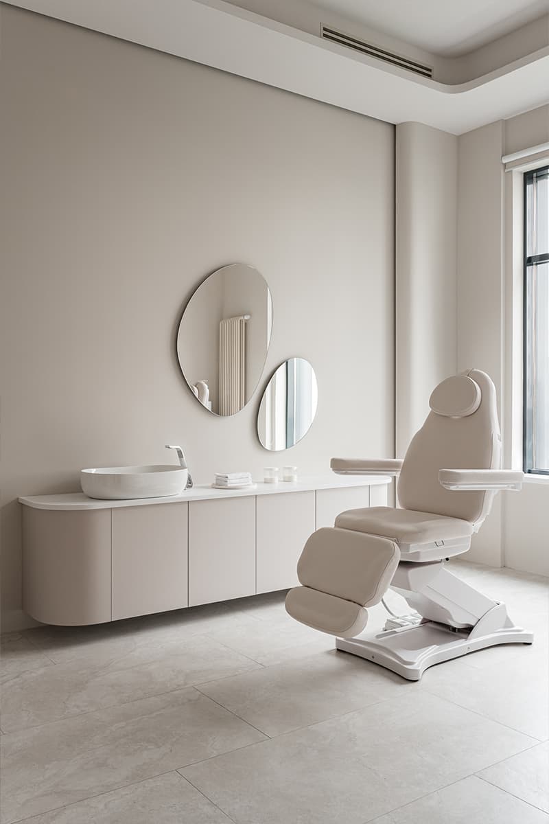 Монохромная палитра и скрытый свет в интерьере частной клиники — проект Юлии Сафоновой