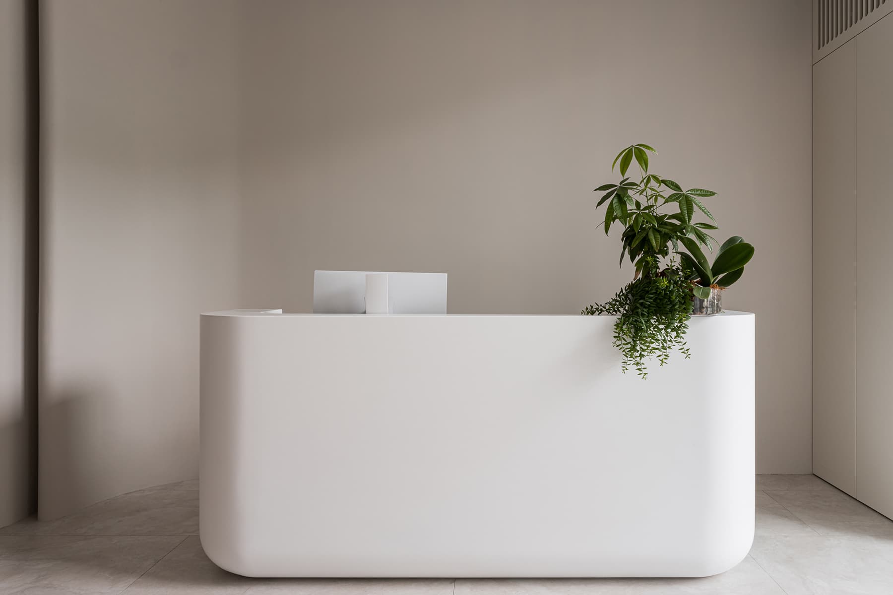 Монохромная палитра и скрытый свет в интерьере частной клиники — проект Юлии Сафоновой