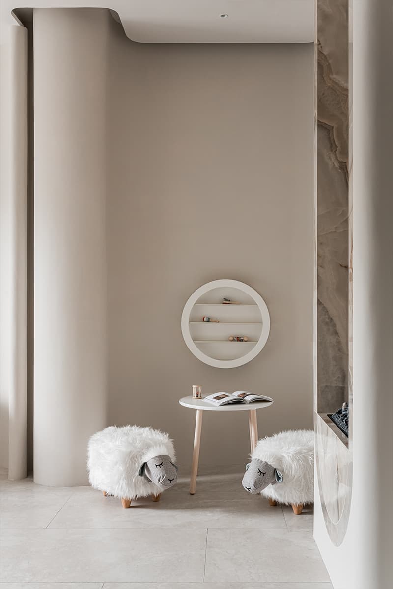 Монохромная палитра и скрытый свет в интерьере частной клиники — проект Юлии Сафоновой