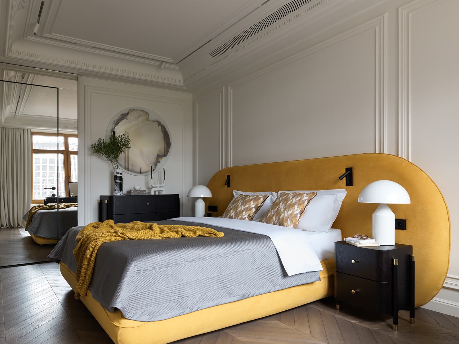 Яркие акценты и отсылки к классике в интерьере семейной квартиры — проект студии AA Design