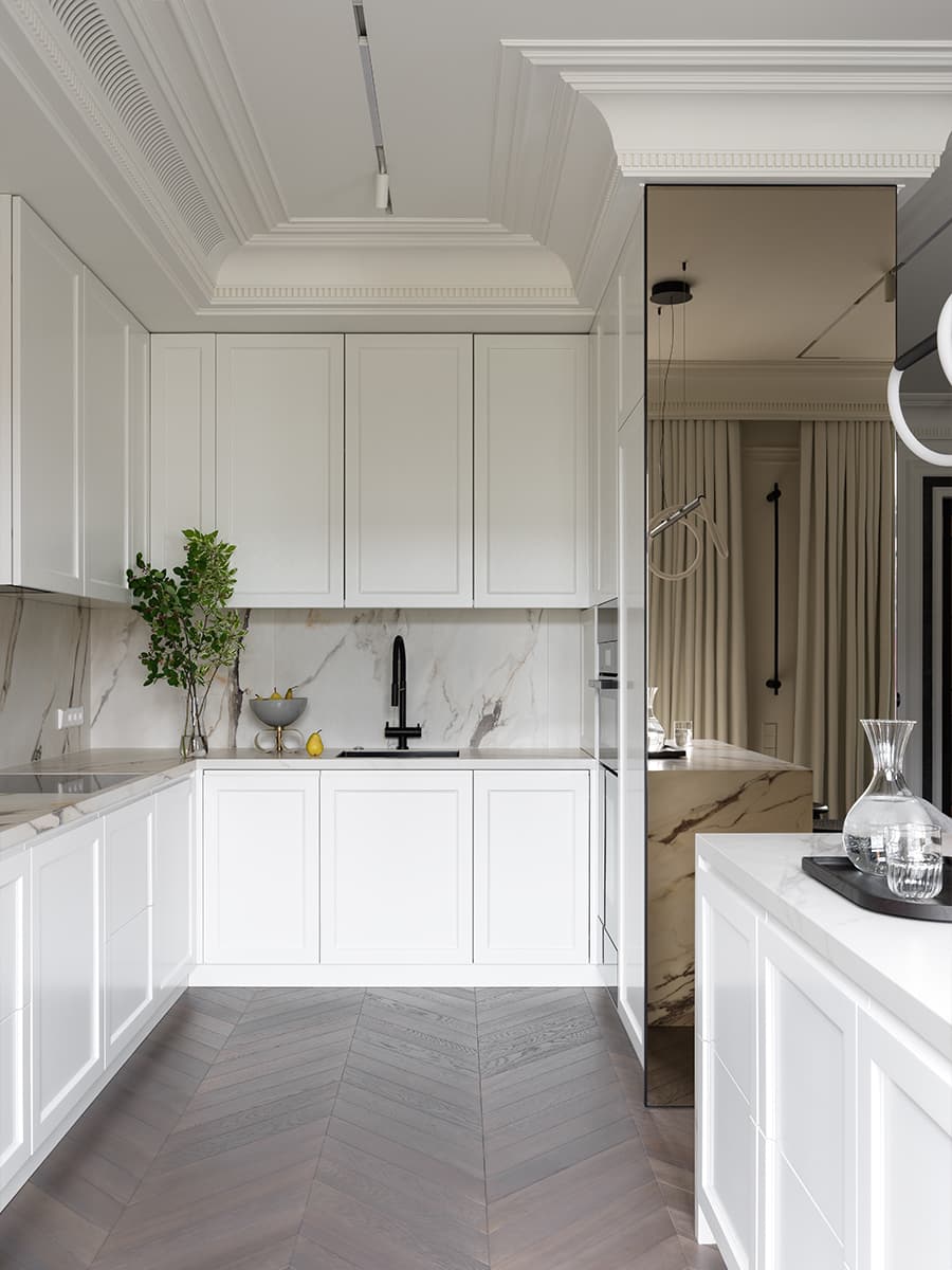 Яркие акценты и отсылки к классике в интерьере семейной квартиры — проект студии AA Design