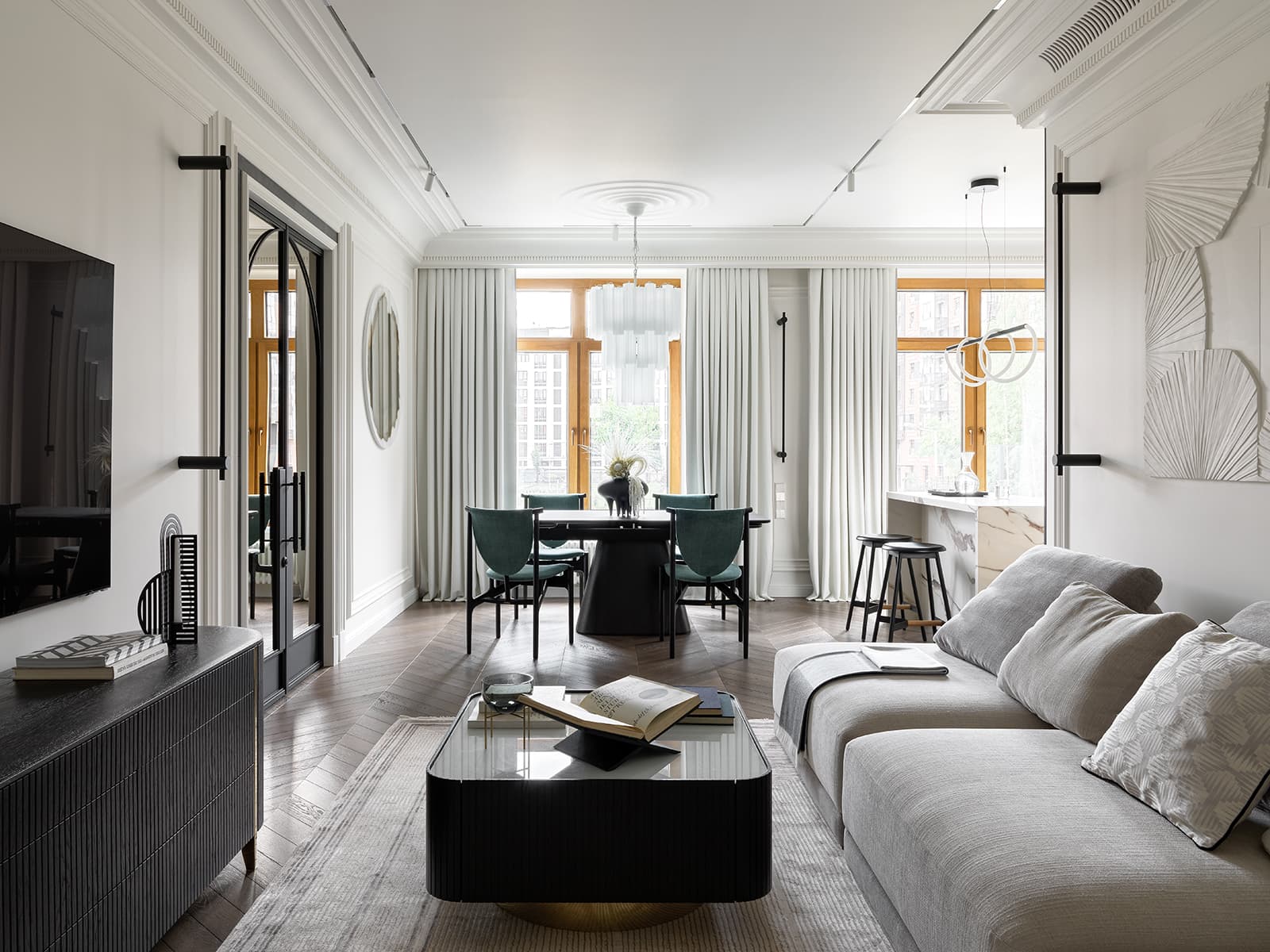 Яркие акценты и отсылки к классике в интерьере семейной квартиры — проект студии AA Design