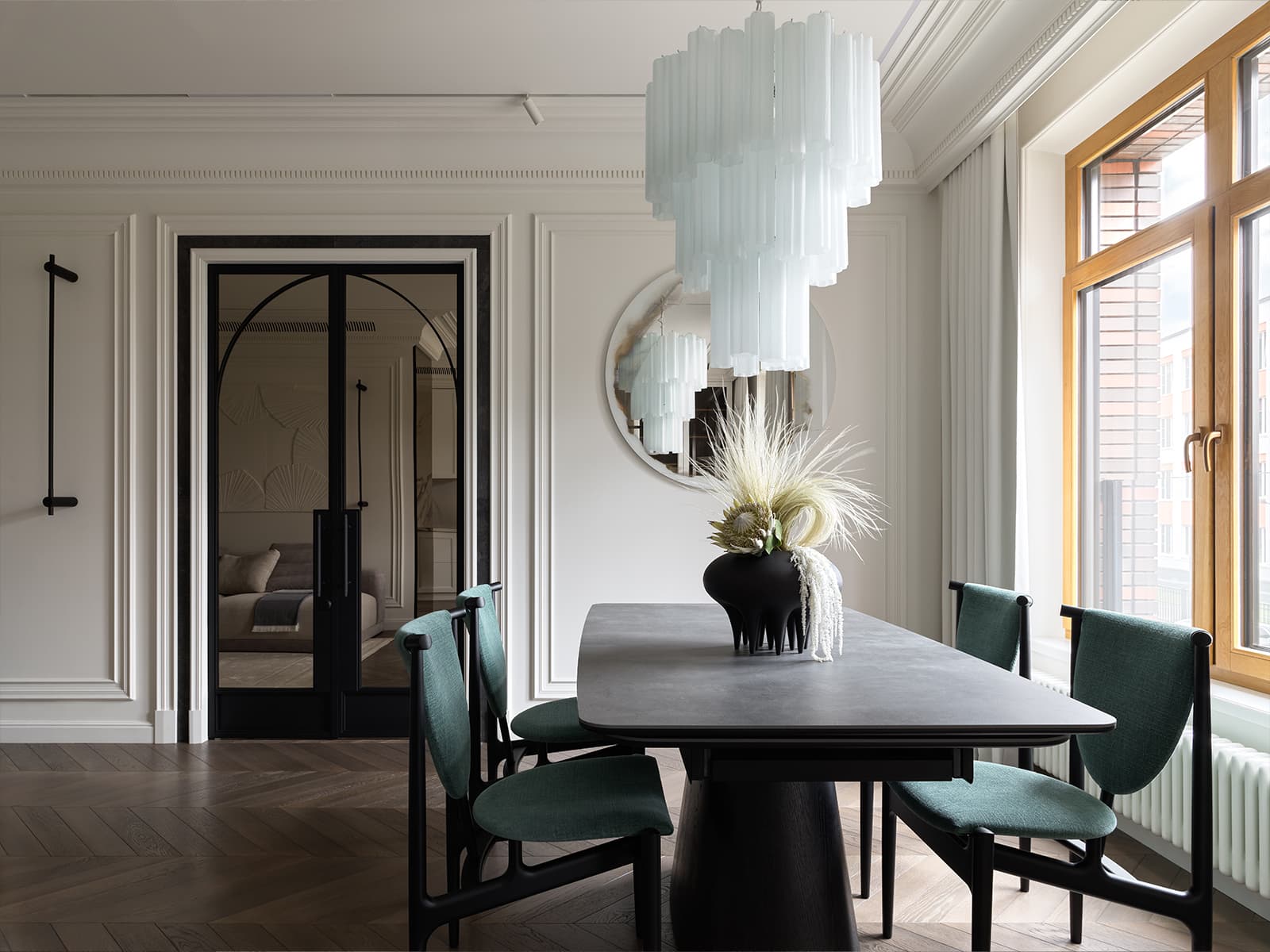 Яркие акценты и отсылки к классике в интерьере семейной квартиры — проект студии AA Design