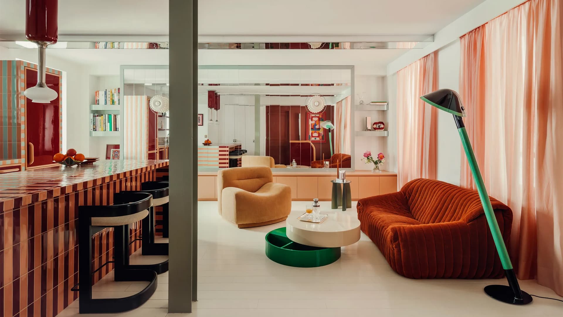 Зеркала, лак и яркие краски в интерьере квартиры для семьи ресторатора — проект Atelier HA Зеркала, лак и яркие краски в интерьере квартиры для семьи ресторатора — проект Atelier HA