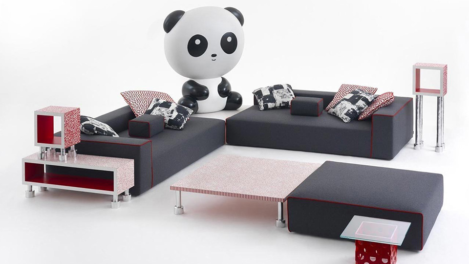 Паола Навоне представляет коллекцию мебели Panda для Cappellini. Рядом – отец фабрики, Джулио Каппеллини, 2015 год
