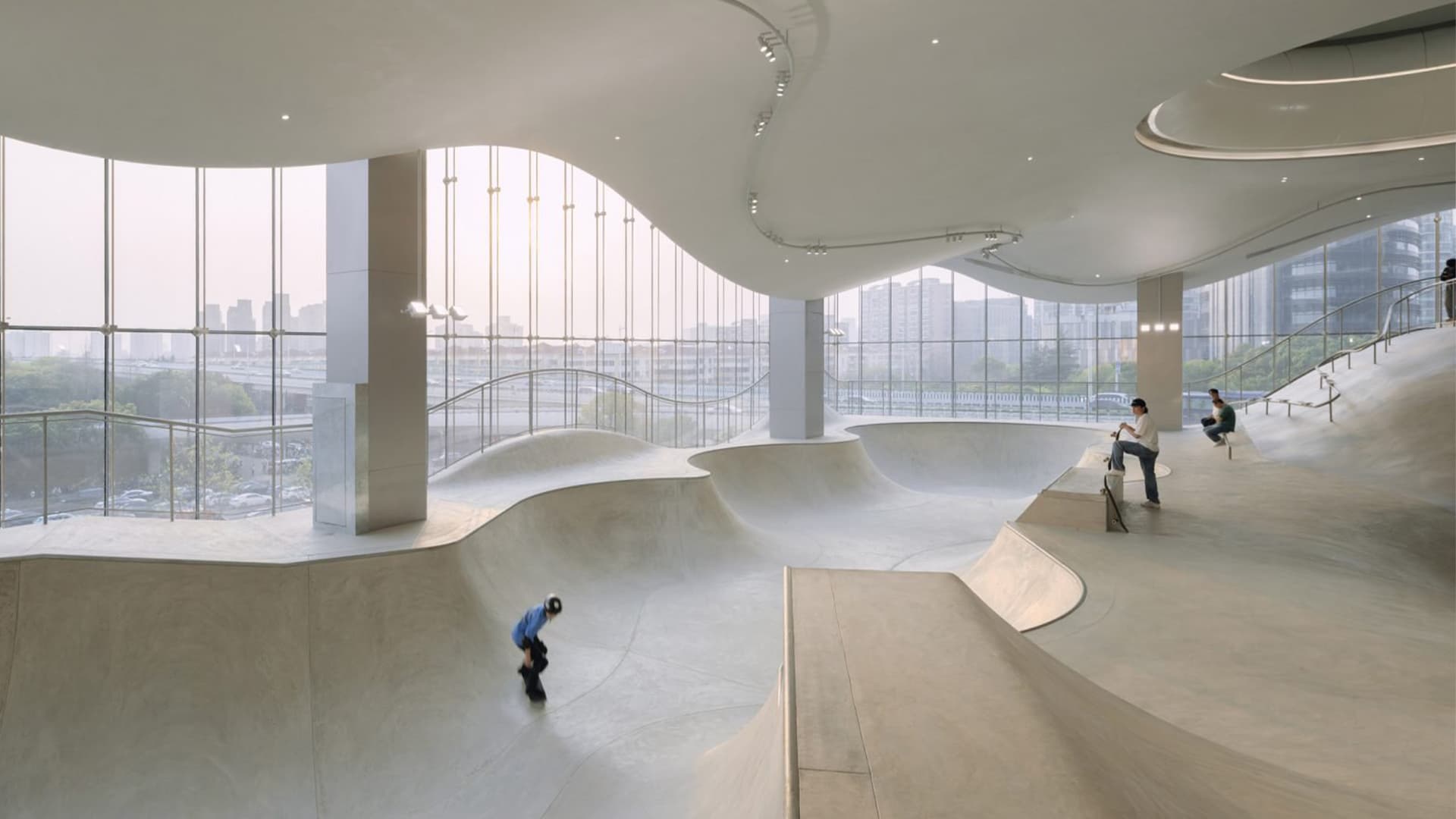 Пластичный и залитый солнечными лучами интерьер скейтпарка — проект AAN Architects