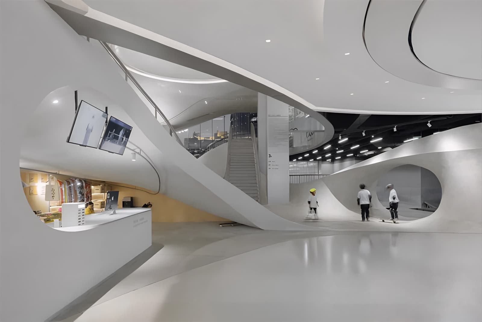 Пластичный и залитый солнечными лучами интерьер скейтпарка — проект AAN Architects