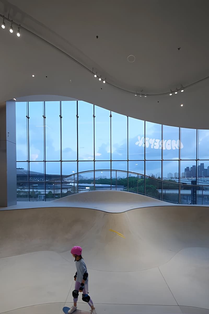 Пластичный и залитый солнечными лучами интерьер скейтпарка — проект AAN Architects