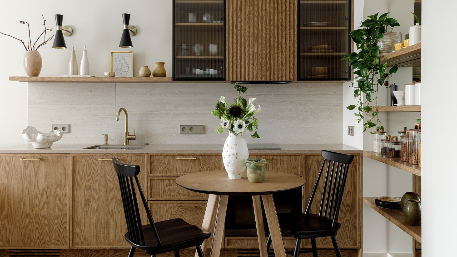 Арочные проемы и текстильные перегородки в интерьере небольшой квартиры — проект Лины Князевой