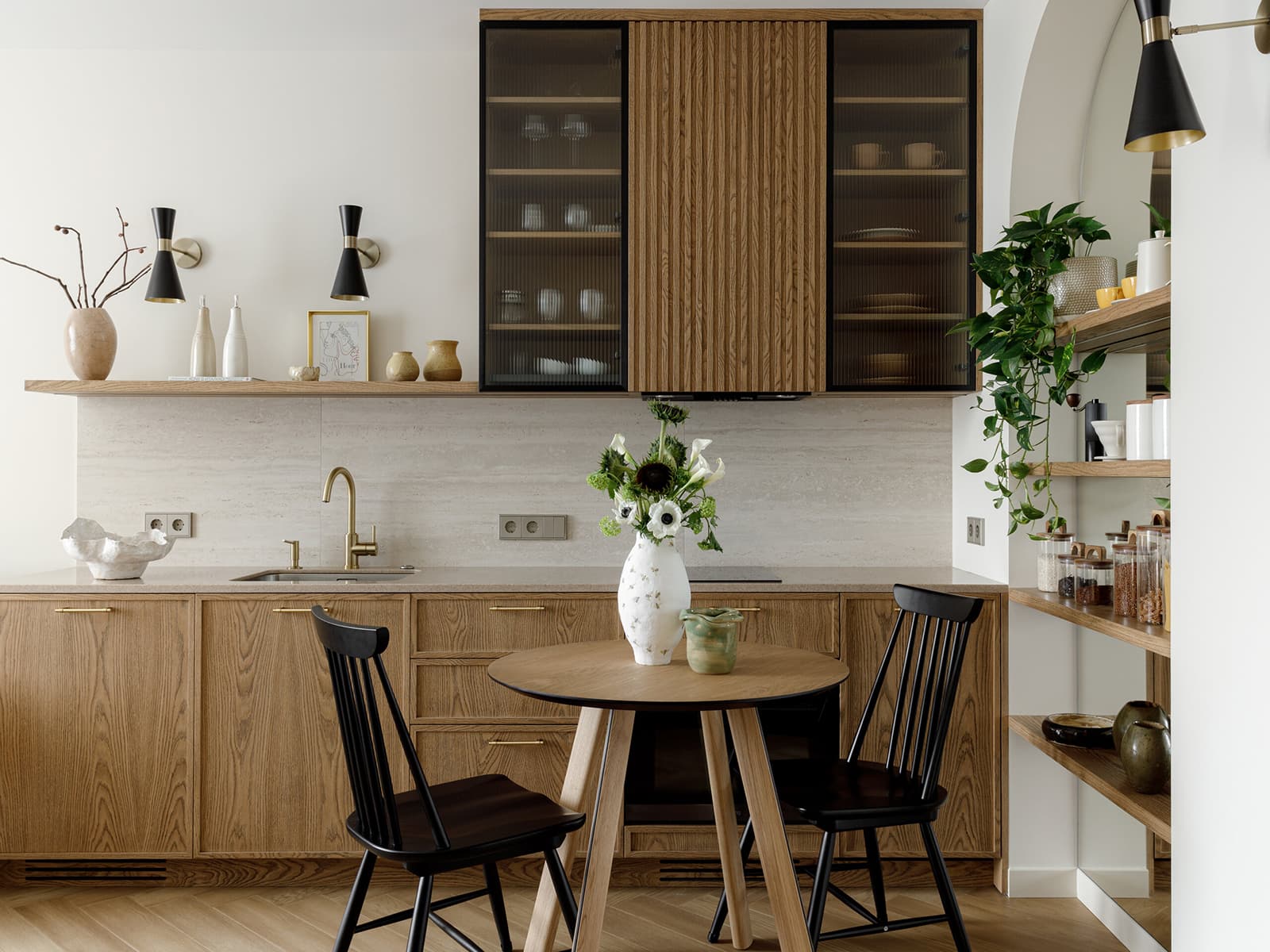 Арочные проемы и текстильные перегородки в интерьере небольшой квартиры — проект Лины Князевой