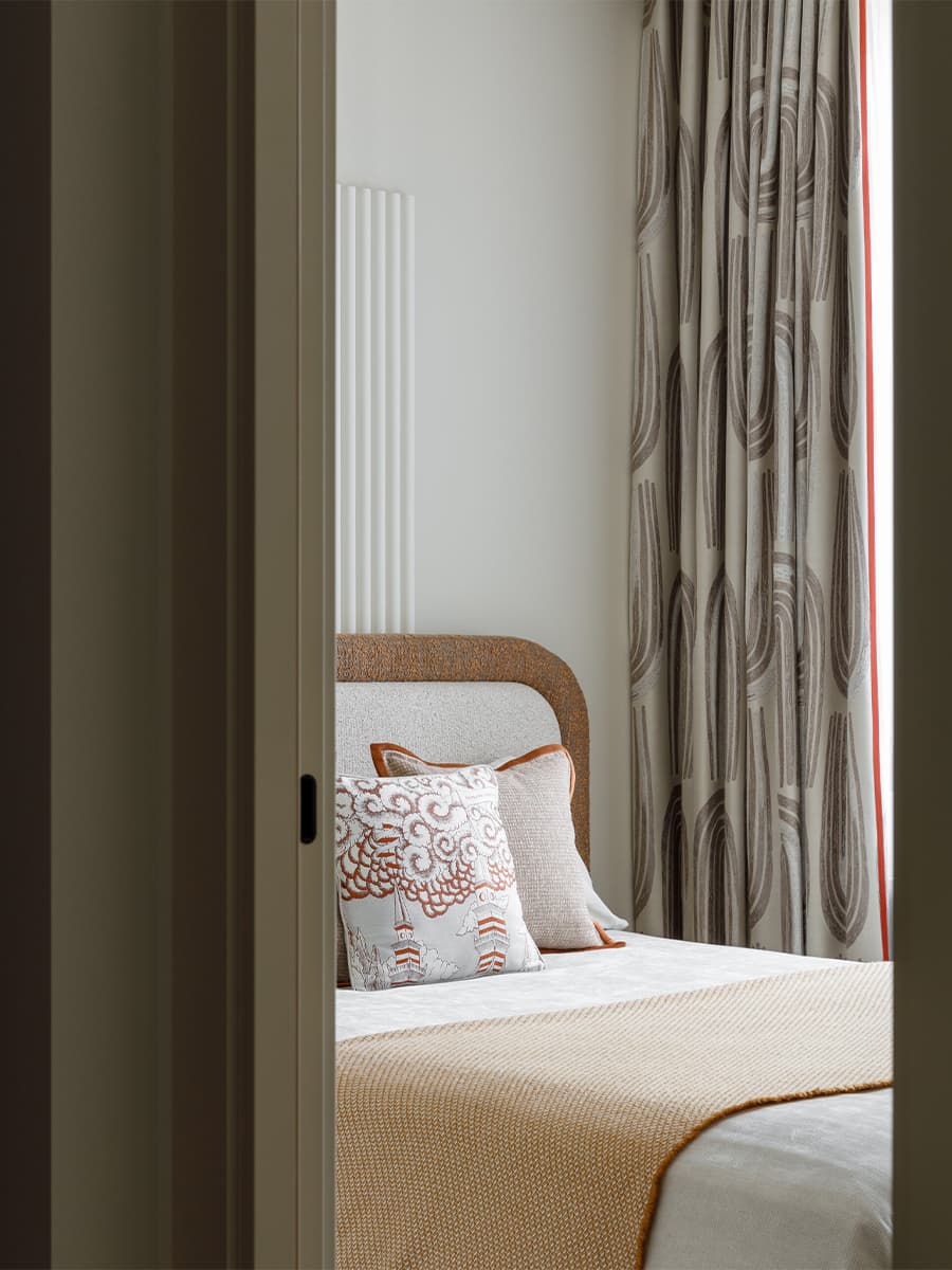 Арочные проемы и текстильные перегородки в интерьере небольшой квартиры — проект Лины Князевой