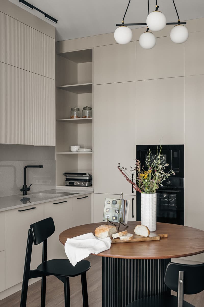 Чистые цвета и ощущение простота в интерьере «мужской» квартиры — проект студии Laura Interiors