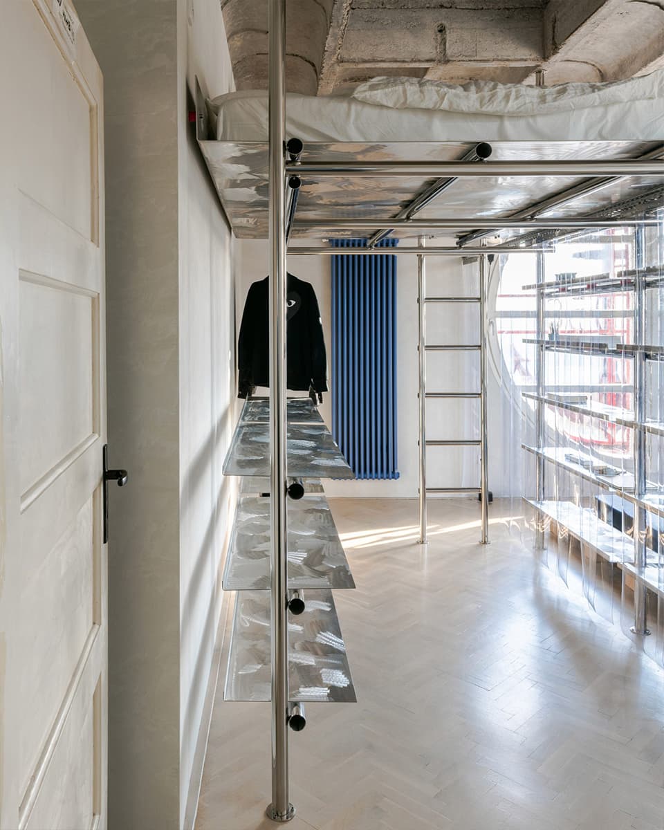 Нестандартное зонирование и нержавеющая сталь в квартире художника — проект Alan Prekop Studio