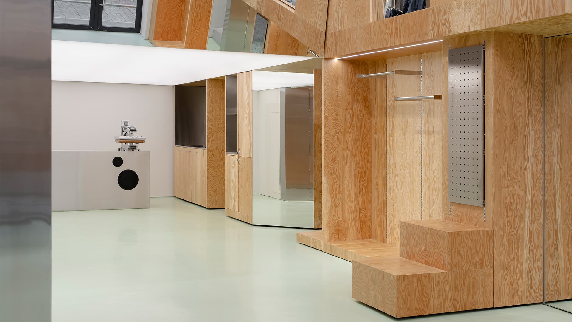 Хвойная фанера, металл и зеркала в интерьере магазина для бегунов — проект бюро .dpt