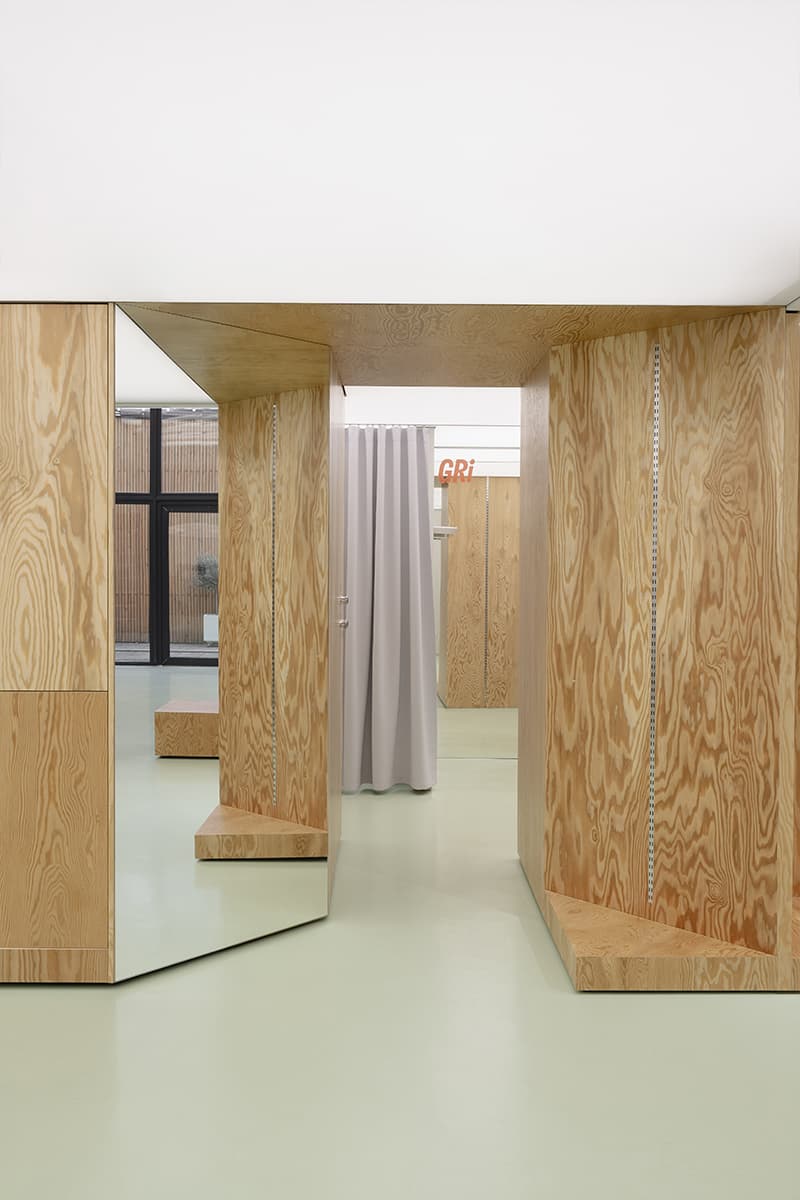 Хвойная фанера, металл и зеркала в интерьере магазина для бегунов — проект бюро .dpt