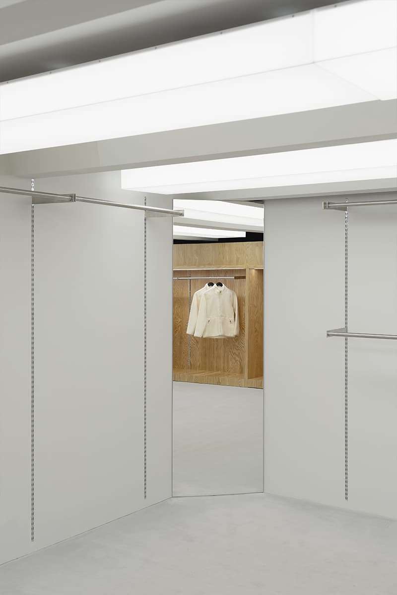 Хвойная фанера, металл и зеркала в интерьере магазина для бегунов — проект бюро .dpt