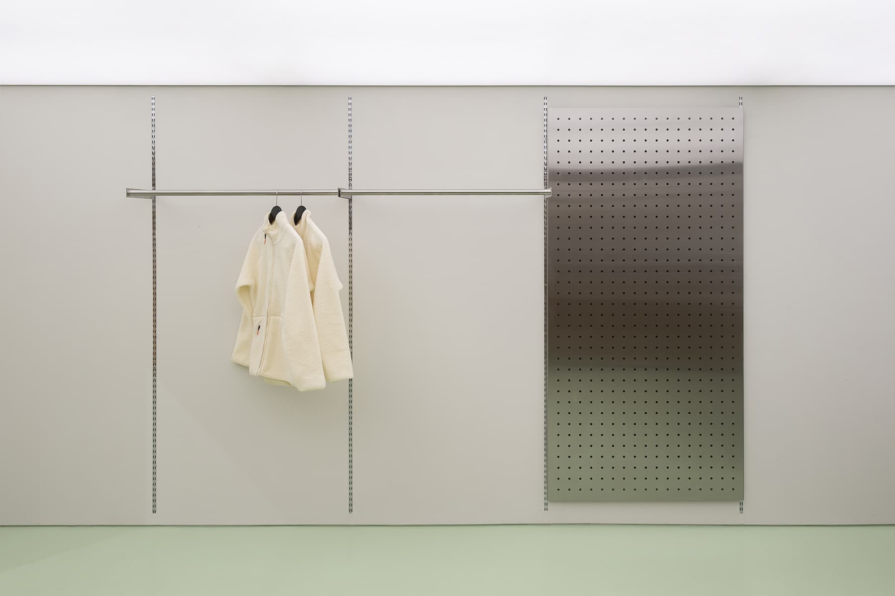 Хвойная фанера, металл и зеркала в интерьере магазина для бегунов — проект бюро .dpt