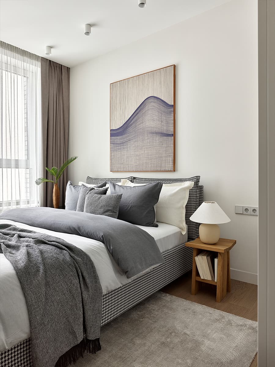 Эффектное изголовье из слэба в интерьере квартиры с необычной планировкой — проект MN Design