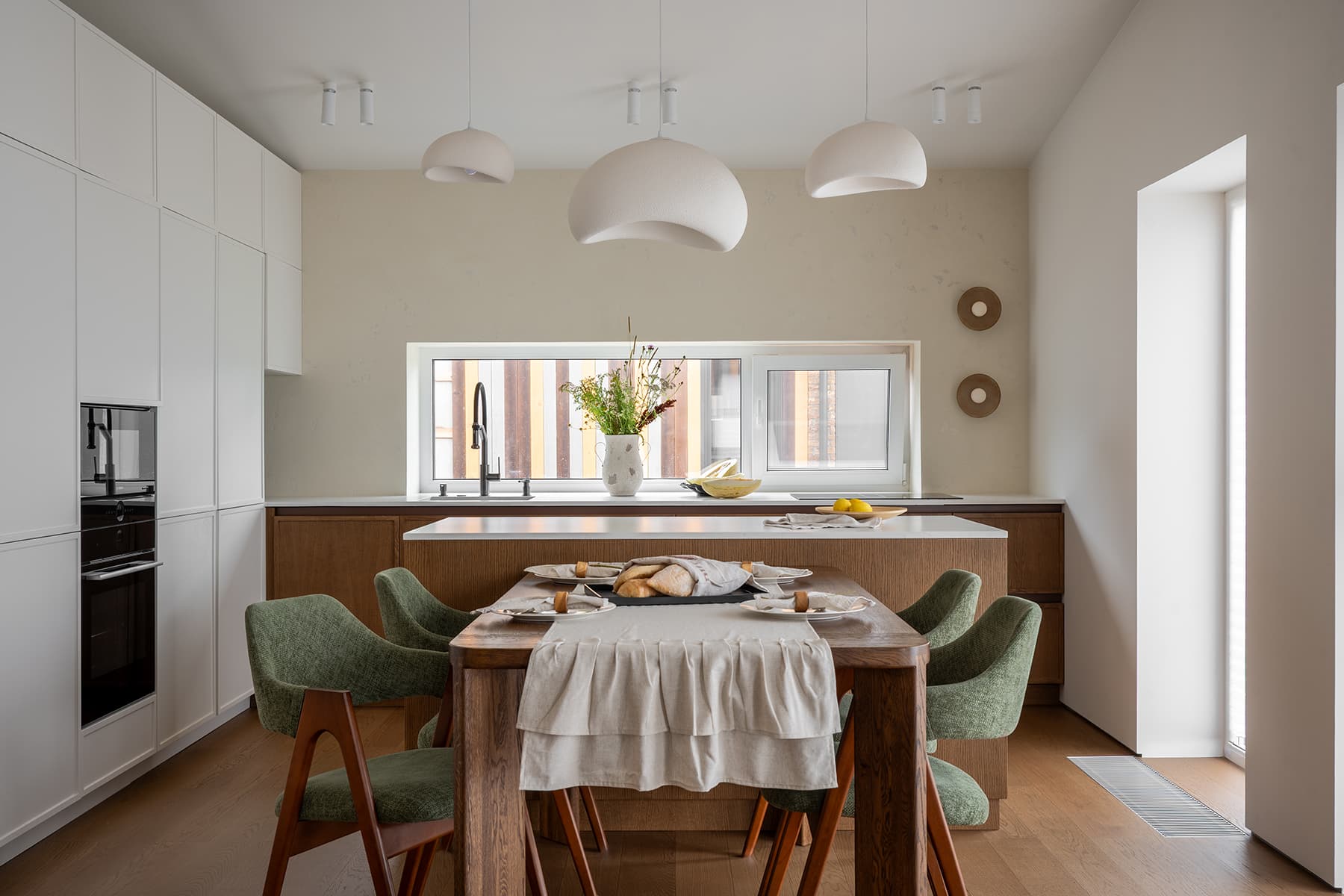 Авторские панно и природные цвета в интерьере загородного дома — проект Анастасии Давиденко