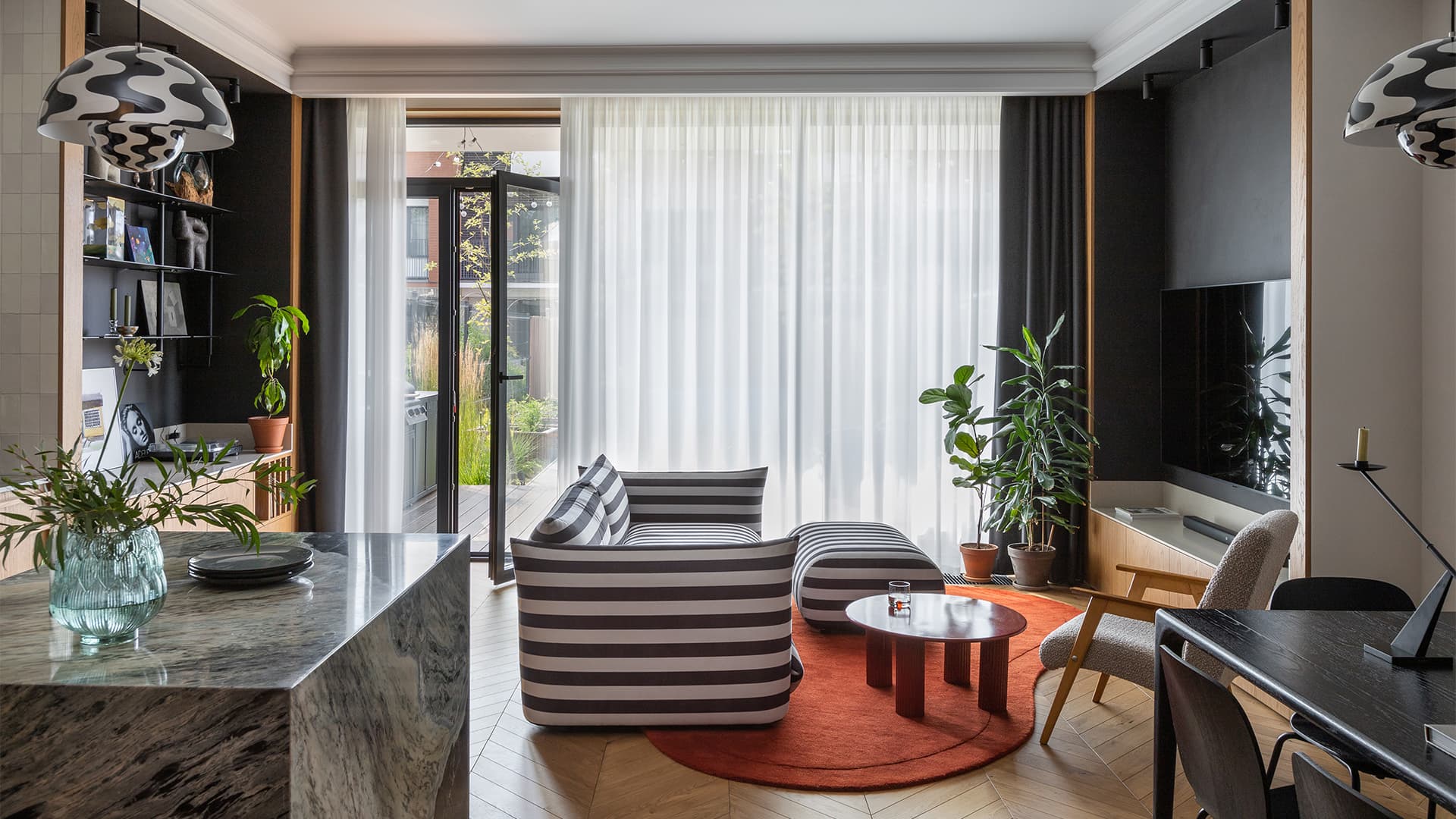 Красочный интерьер таунхауса для семьи дизайнера — проект студии Deconova Красочный интерьер таунхауса для семьи дизайнера — проект студии Deconova