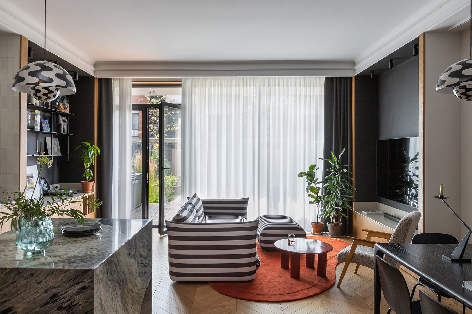 Красочный интерьер таунхауса для семьи дизайнера — проект студии Deconova