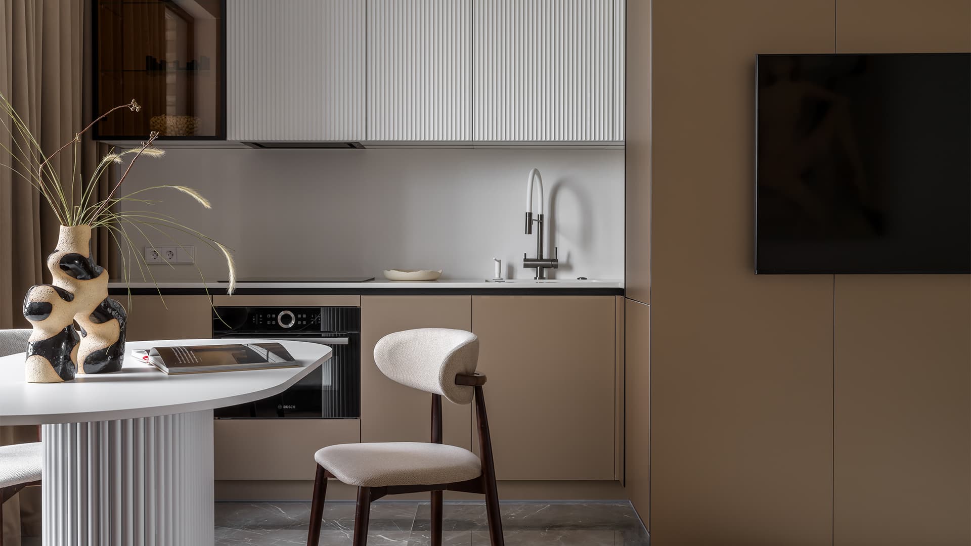 Молдинги и текстура камня в нежном интерьере квартиры — проект студии Make My Flat Молдинги и текстура камня в нежном интерьере квартиры — проект студии Make My Flat