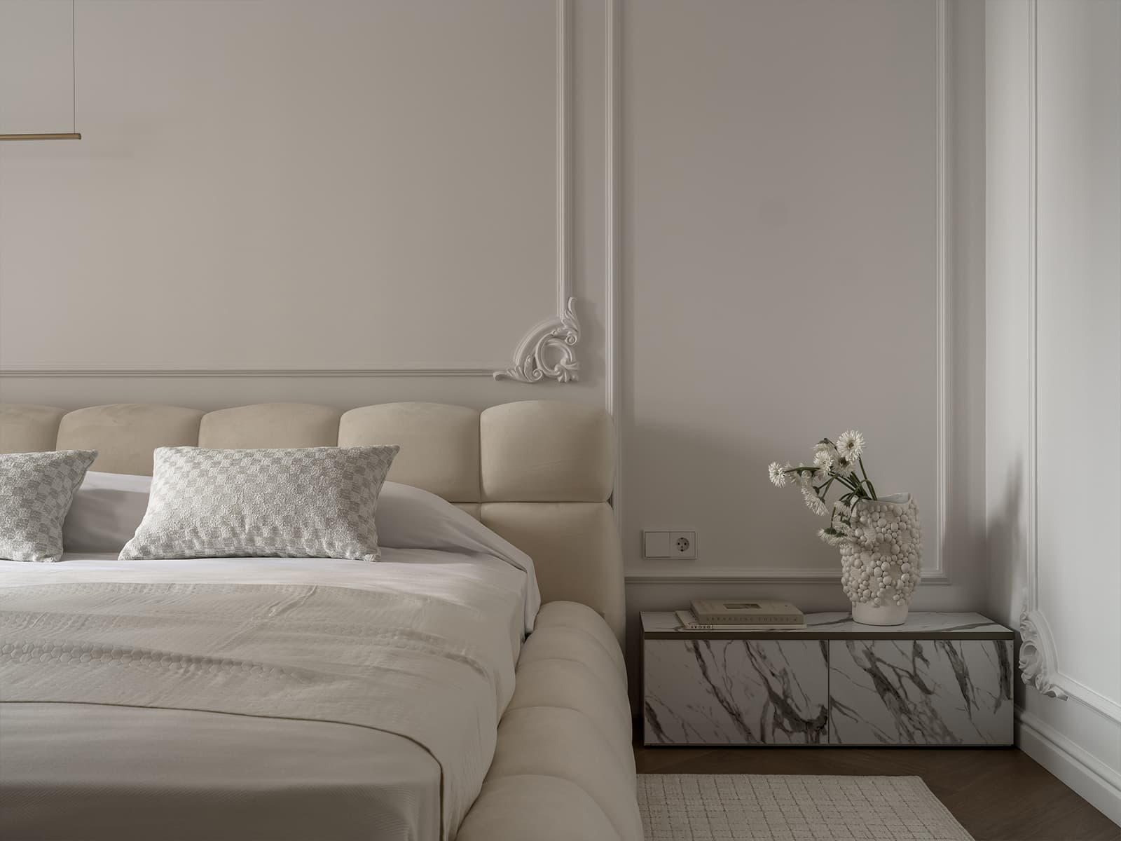 Молдинги и текстура камня в нежном интерьере квартиры — проект студии Make My Flat