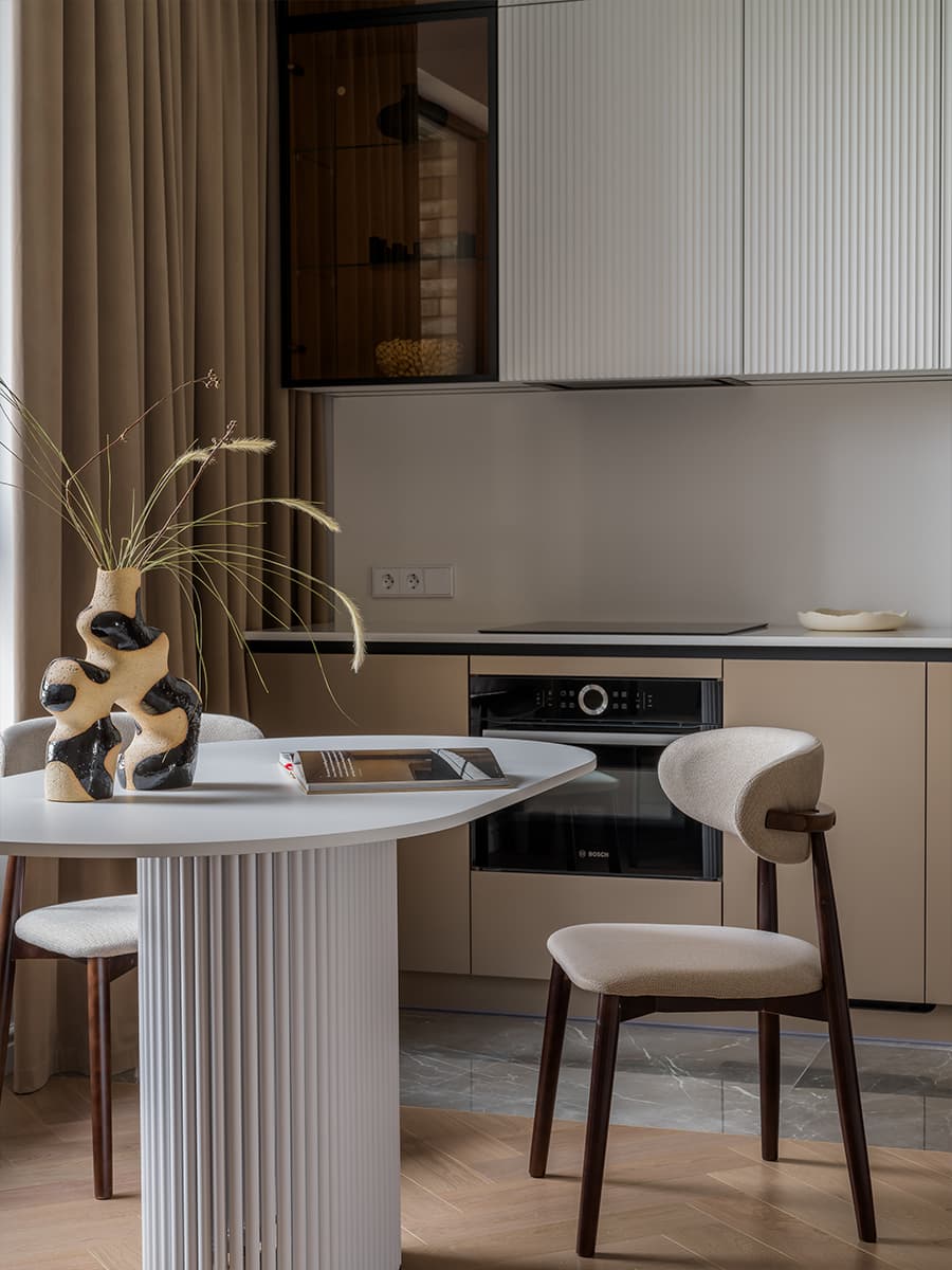 Молдинги и текстура камня в нежном интерьере квартиры — проект студии Make My Flat