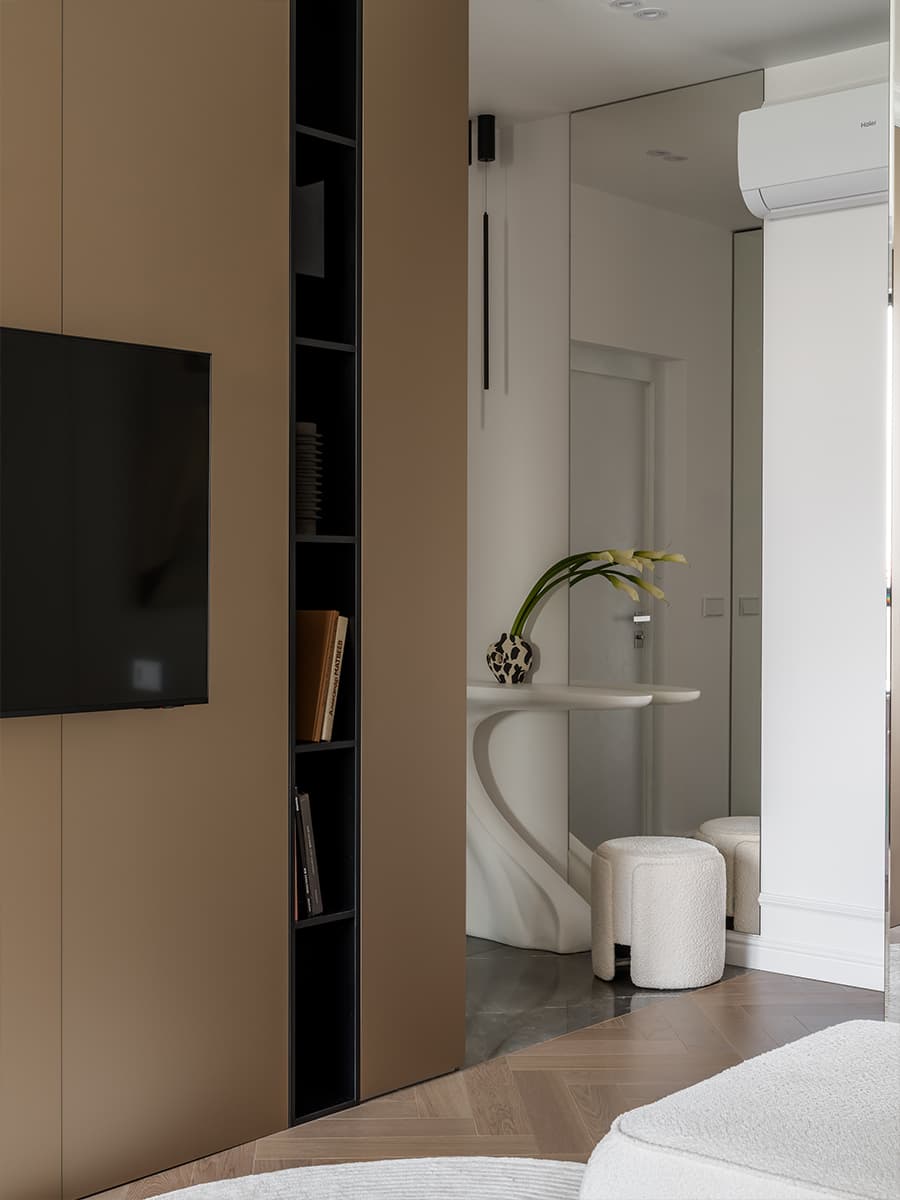 Молдинги и текстура камня в нежном интерьере квартиры — проект студии Make My Flat