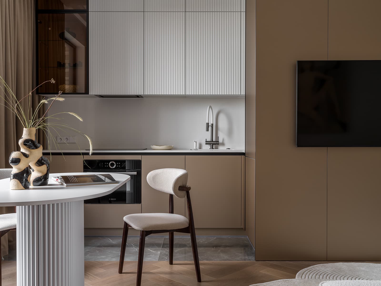 Молдинги и текстура камня в нежном интерьере квартиры — проект студии Make My Flat