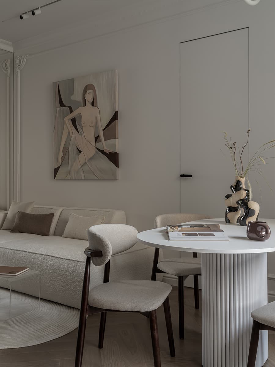 Молдинги и текстура камня в нежном интерьере квартиры — проект студии Make My Flat