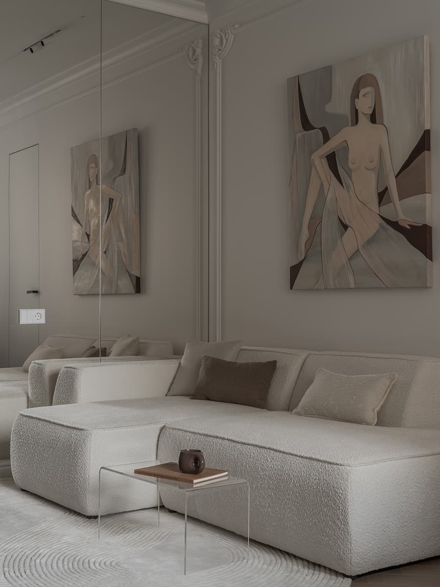 Молдинги и текстура камня в нежном интерьере квартиры — проект студии Make My Flat