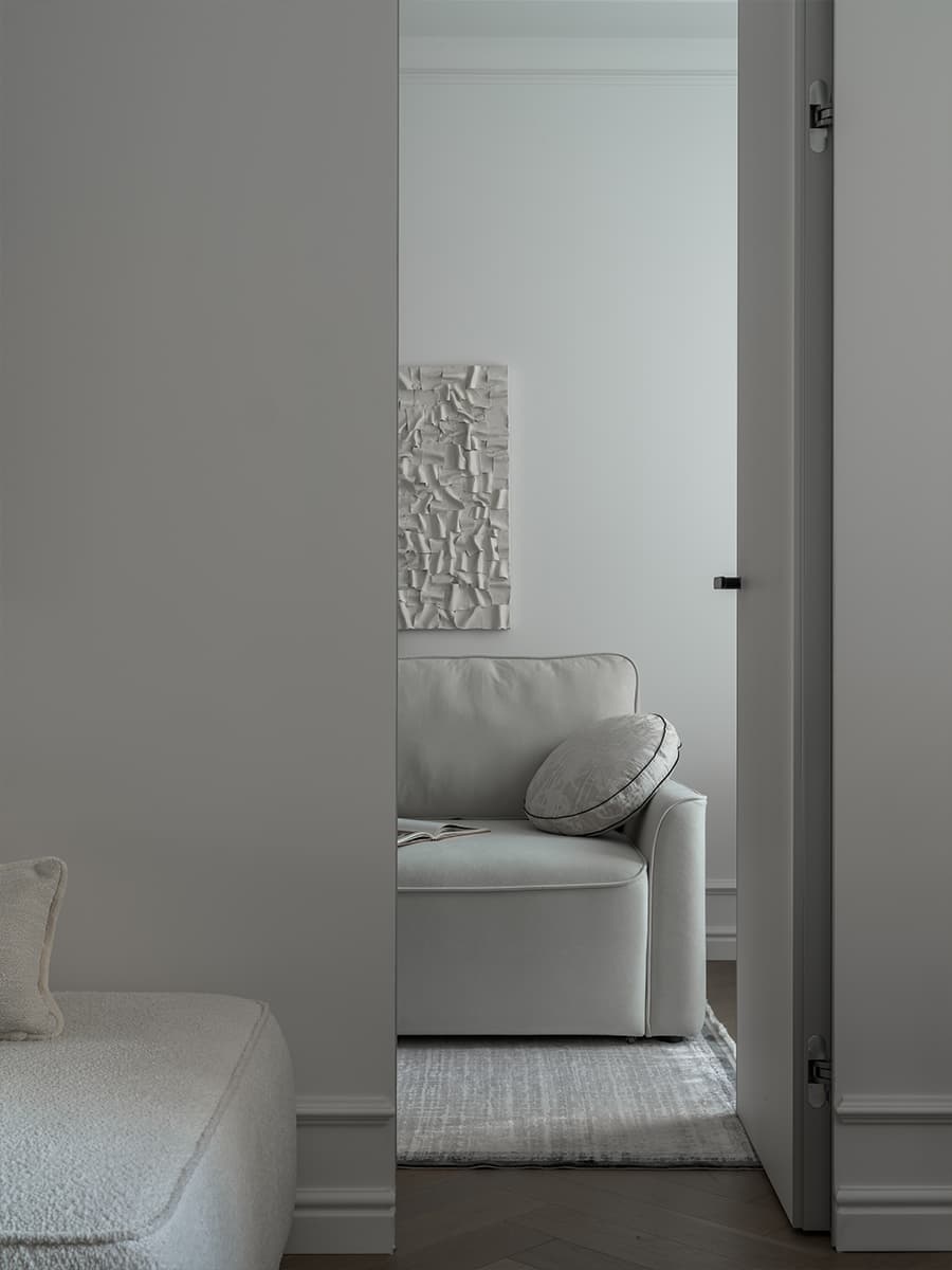 Молдинги и текстура камня в нежном интерьере квартиры — проект студии Make My Flat