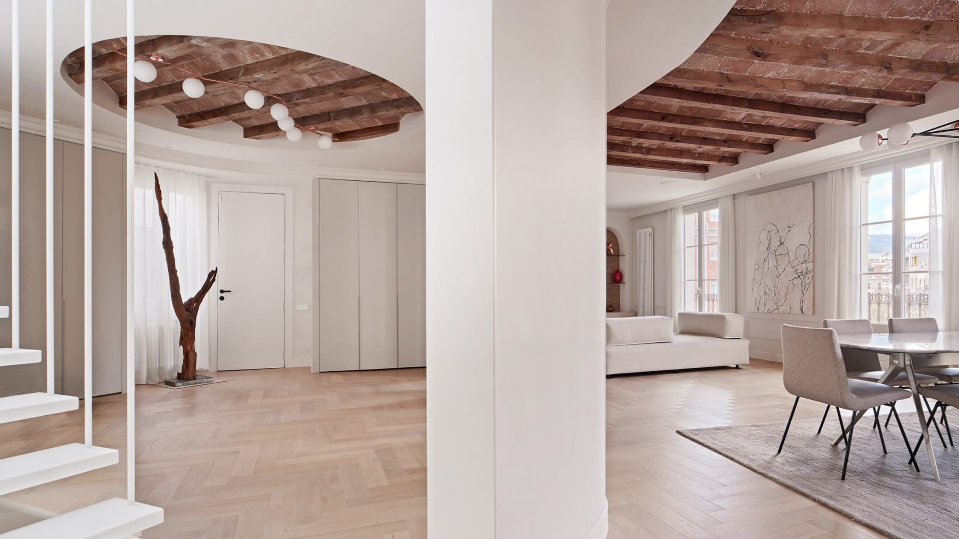 Открытый рельеф потолка в интерьере квартиры в Барселоне — проект Cometa Architects Открытый рельеф потолка в интерьере квартиры в Барселоне — проект Cometa Architects