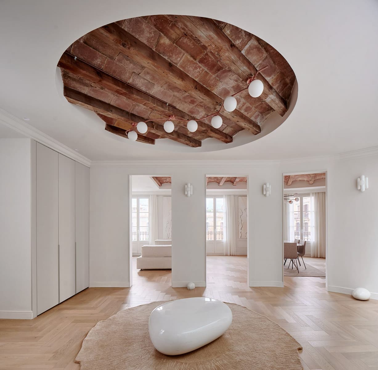 Открытый рельеф потолка в интерьере квартиры в Барселоне — проект Cometa Architects