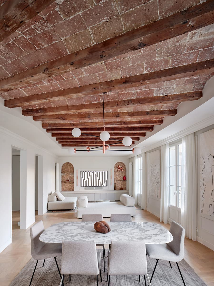 Открытый рельеф потолка в интерьере квартиры в Барселоне — проект Cometa Architects